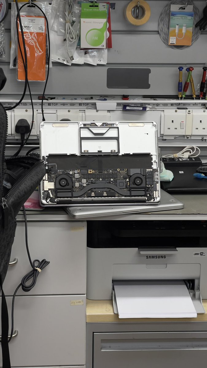 BANNERWORX's tweet photo. DJ Life, when your MacBook wants to turn into a ticking time bomb 😩😩. Pictures don’t do it justice, just know that whole battery pack was ready to explode 🤯 everything curved should be flat. Fingers crossed it’s back for the weekend. https://t.co/Xliy628Sue