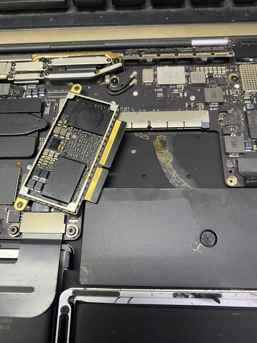 BatMacSoporte's tweet image. #MacBookPro2017 #DerramedeLiquido después de un año dañó el SSD