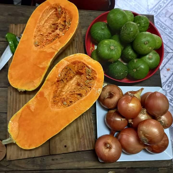 la_evaperon's tweet photo. Lxs compañerxs de Laferrere se juntaron a cocinar como todas las semanas para lxs vecinxs que mas necesitan, siempre con todos los recaudados necesarios para cuidarnos entre todxs. 😉🍗🍎
La patria es el otrx.
@ateneonkmatanza
#laferrere💚💚
#ollapopular
#solidariadad
#atene https://t.co/AMKOdQ7d5n