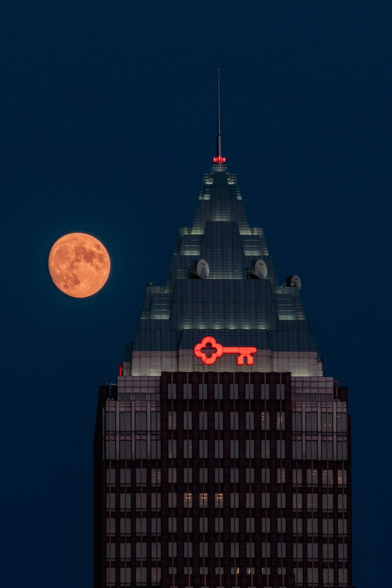 GabeWasylko's tweet photo. The Moon in Cleveland, OH https://t.co/RcSBqwJXM9