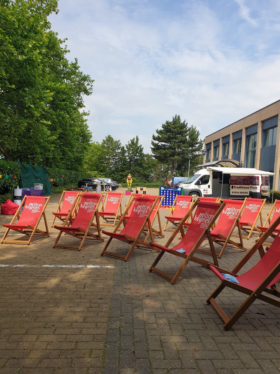 JoMcclaren's tweet photo. A few people to thank for our back to the office day 🙌

Fossil Friends Fest 😍

#sweetiehutco @My_MiltonKeynes @MKPlay @AwesomeCoffee @APizzaThis_MK  #blushingballoonsboutique https://t.co/xEoSyS8G3Y