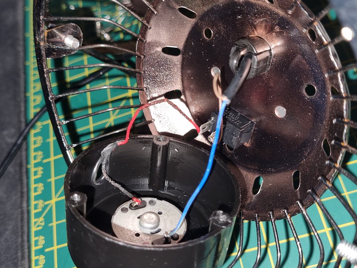 LankeyTom's tweet photo. @Tesco I recently purchased a Status USB mini-fan. It was running for about 1 or 2 hours when I smelt burning and noticed the fan was off. Looking inside and turns out the wiring had melted into the housing. This product should be recalled. https://t.co/0jOj3Xn7L0