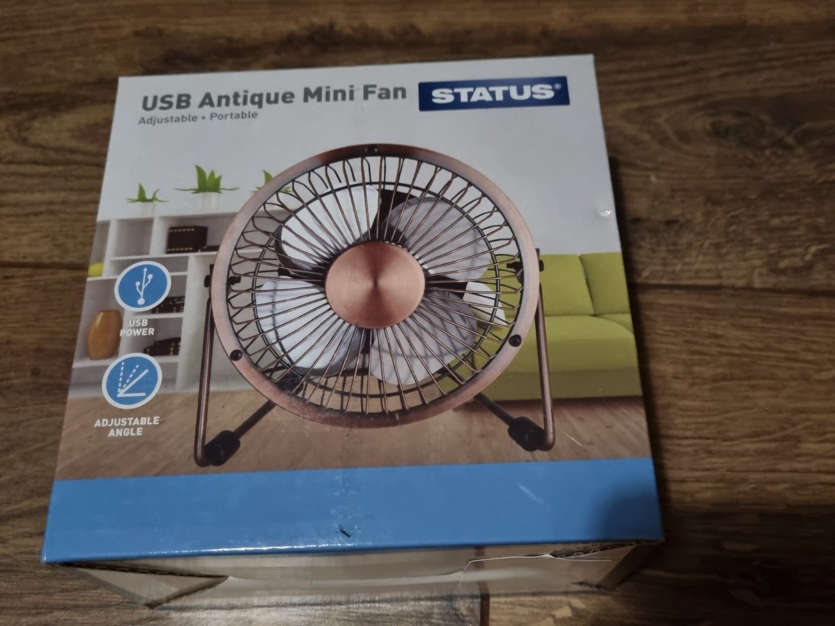 LankeyTom's tweet photo. @Tesco I recently purchased a Status USB mini-fan. It was running for about 1 or 2 hours when I smelt burning and noticed the fan was off. Looking inside and turns out the wiring had melted into the housing. This product should be recalled. https://t.co/0jOj3Xn7L0