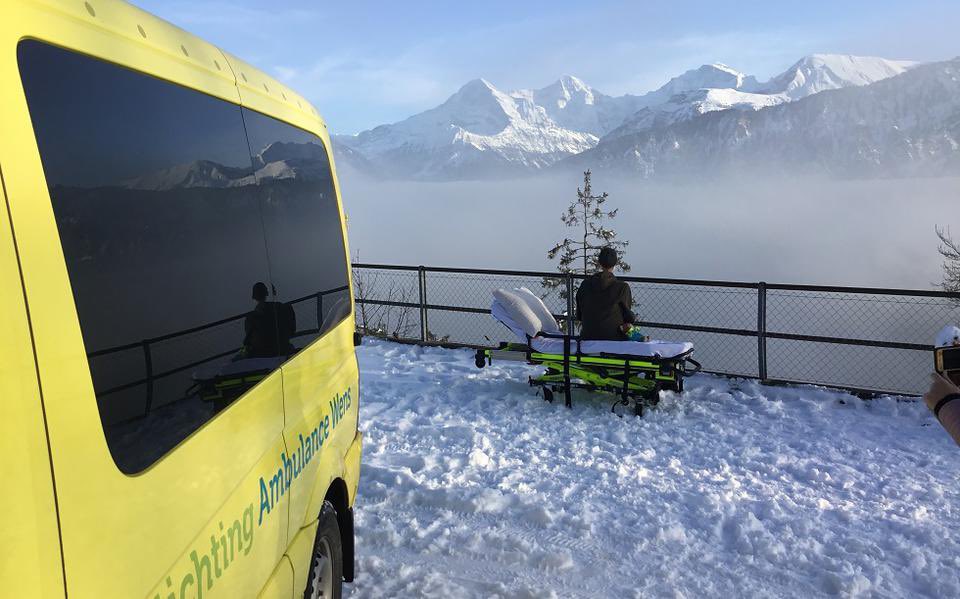 Misschien zegt deze foto alles wel over het werk van de Stichting Ambulance Wens en de inzet voor terminale zieken. Een jongen kijkt nog één keer uit over de Zwitserse bergen.
Alle verdriet en alle schoonheid in een foto.