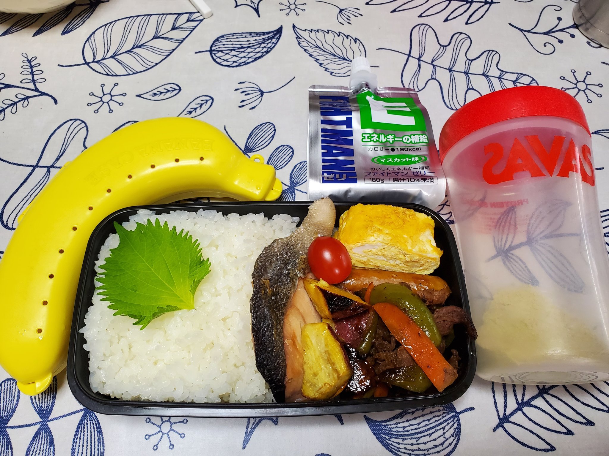 よっすぃ 株 センティア テニス お弁当作り91日目 残り物の鮭入れてごめん 肉は牛だから許せ 弁当 昨日は不審者情報のため部活停止で帰宅した長男 妹弟とゲームやら野球やらと束の間の時間を過ごした様子 親が言うのも何だけど 仲良いきょうだい