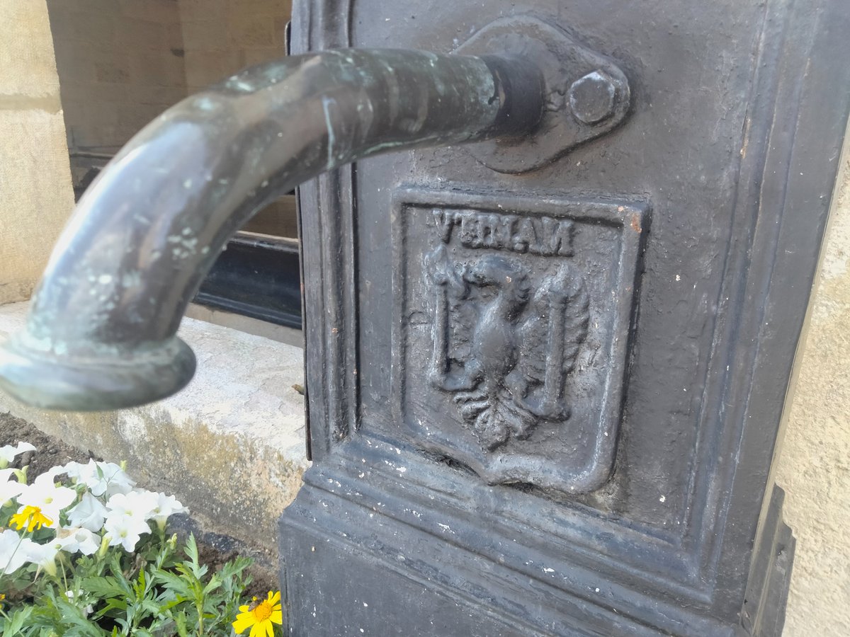 RoadTrip70's tweet photo. Lors de mon précédent passage 🏍️ à Vellefrey dans #lahautesoane le lavoir ⛲️ disposait d'une petite particularité... la devise et l'emblème de la ville de #Besancon 📖(https://t.co/4gF2hkFXoe)... mais c'est quoi cette invasion étrangère ? 😄 https://t.co/jBClmZ4Tn1