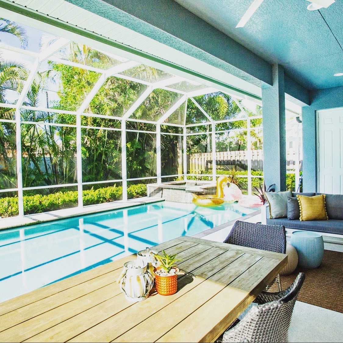 The beautiful 4 Bedroom, 3,5 Bathroom #VacationHome, Ravello, from #Naples Florida Vacation Homes ,sleeps 9 and is ready for you to enjoy your perfect #vacation. 🌴 Minutes from Vanderbilt Beach ⛱

Browse more homes like this and book direct at southeaststays.com/best-rates/flo…