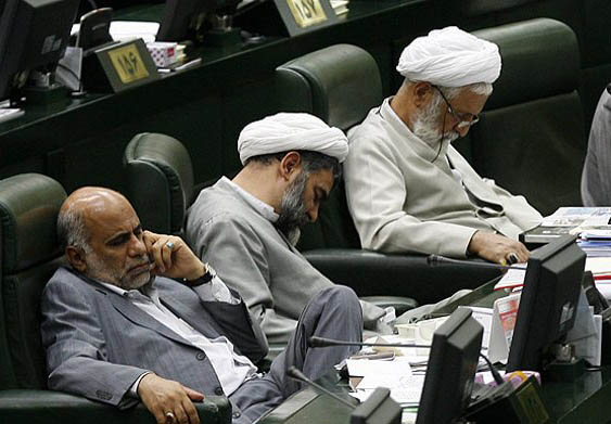 AliFakhri_ir's tweet photo. خواب مسئولان از این سنگین تر است
گل لگد کردن از این پس بهتر است
چاره ی کنکور تعویق است و بس
هرکه این را هم نداند نوبَر است

 #تعویق_کنکور_ارشد 
#دیوان_عدالت_تعویق_ارشد 
#مجلس_تعویق_ارشد 
#سلامتی_داوطلبان_ارشد https://t.co/3UCrwps2ar