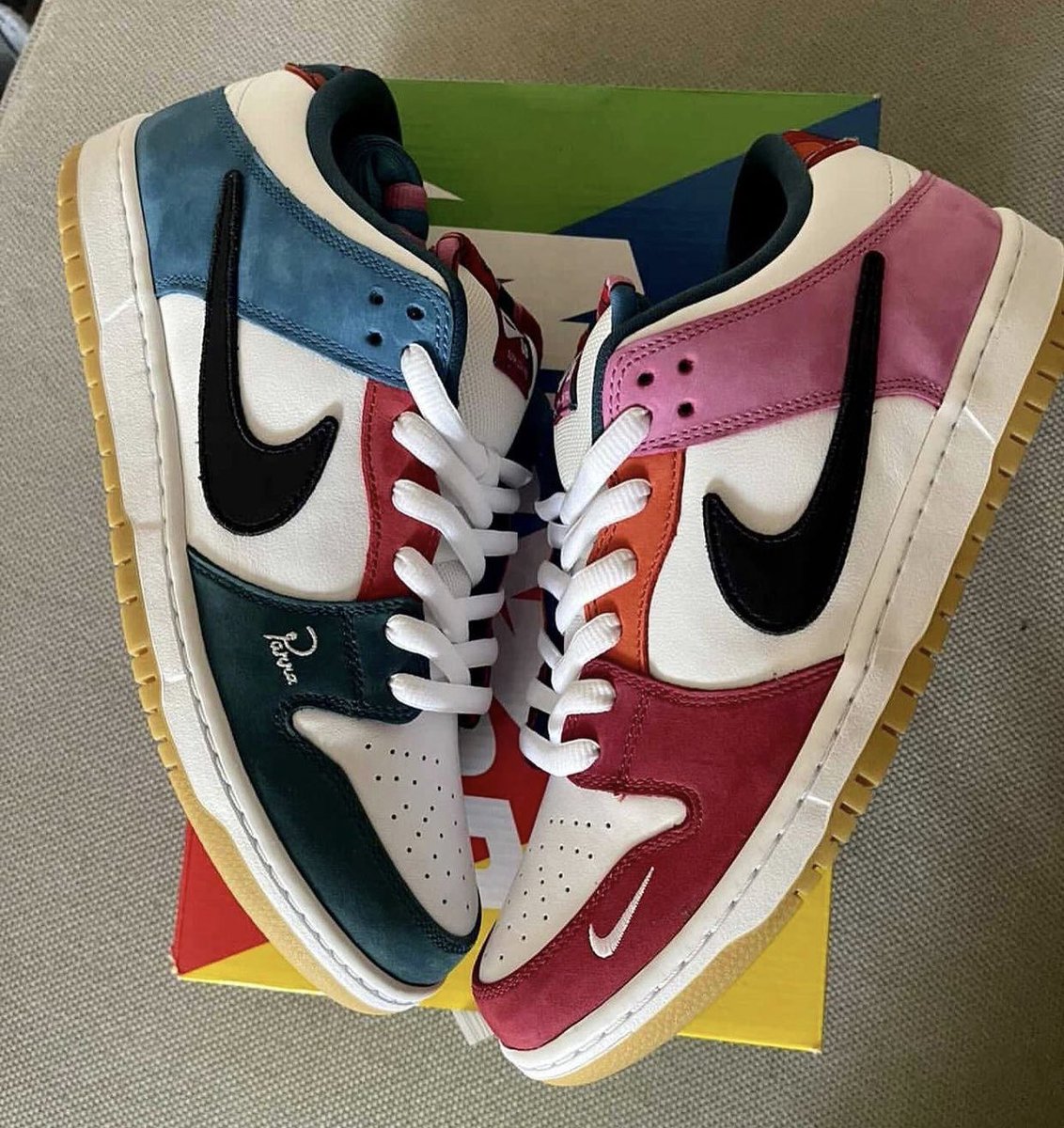 dun beschaving dun Nice Kicks on Twitter: "Take a look at the exclusive Friends &amp; Family  Parra x Nike SB Dunk Lows. 🎨 https://t.co/i4QQGPUVks" / Twitter