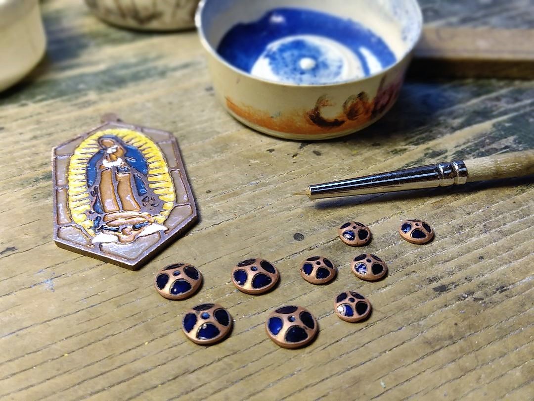 manuelsarabiapi's tweet photo. ESTO ENCARGO #Especial PARA COLOCARLOS EN UN PIEZA DE #artesacro, SON PIEZAS MAS PEQUEÑAS QUE UNA LENTEJA, ESMALTADAS A #Mano! 😱, PORQUE AQUI EN Esmalte Artístico TENEMOS A #losmejores!👩‍🎨 A LOS MAS #fregones 😉🧑‍🏭 , 📲https://t.co/JZDDz2wixJ  #esmalteafuego #enamel  #equipazo ®🇲🇽 https://t.co/2xETWltvZ4
