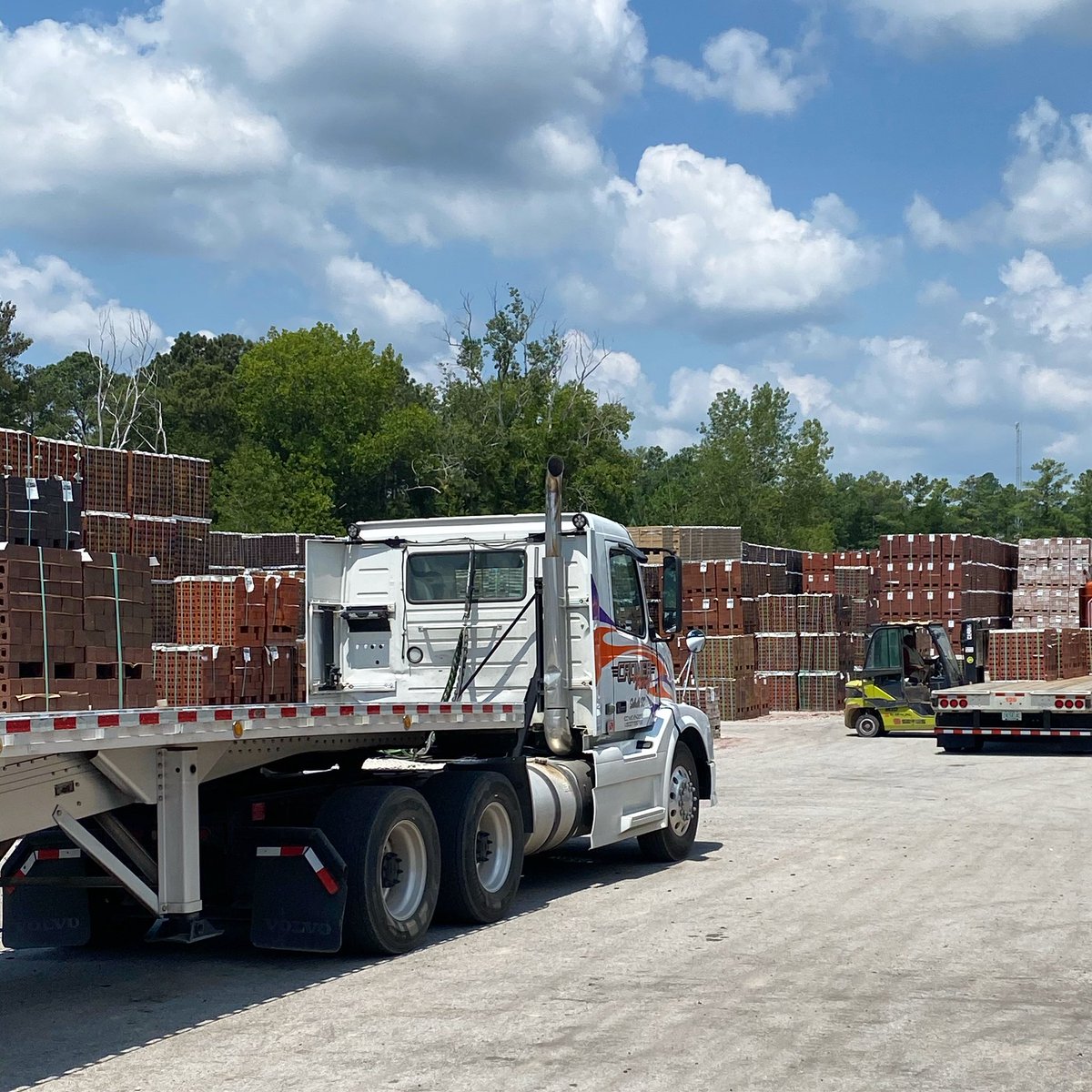 USBrickCo's tweet photo. We are moving some brick π§± today in #famouslyhot Columbia, SC #usbrick #palmettostate #manufacturing https://t.co/axI3TcIczP