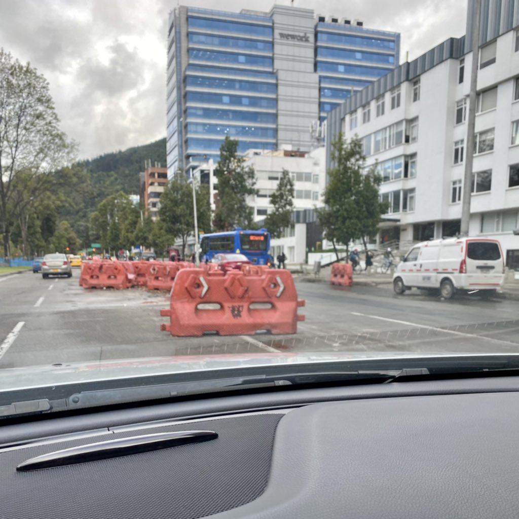 ronaldbog's tweet photo. Señores @BogotaET abandono total de estos maletines naranja en plena calle 100 con carrera 13. Obstruyen totalmente el tráfico por la avenida de quienes vienen bajando el puente sobre la carrera 15 de occidente a oriente. #sosbogota https://t.co/qyV8G8kjqq