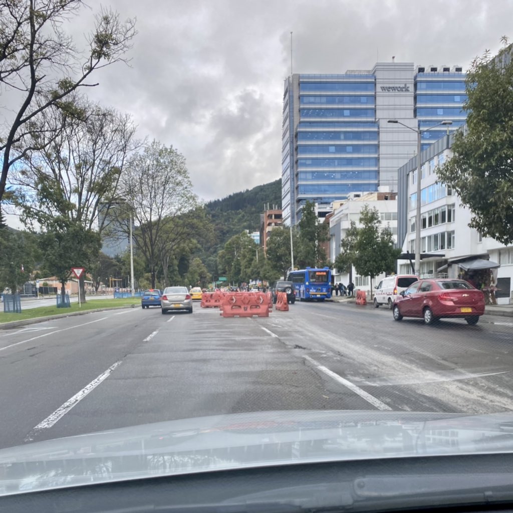 ronaldbog's tweet photo. Señores @BogotaET abandono total de estos maletines naranja en plena calle 100 con carrera 13. Obstruyen totalmente el tráfico por la avenida de quienes vienen bajando el puente sobre la carrera 15 de occidente a oriente. #sosbogota https://t.co/qyV8G8kjqq