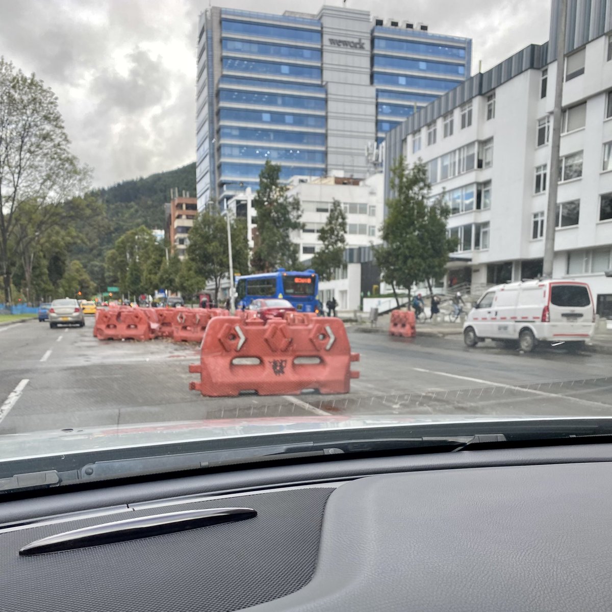 ronaldbog's tweet photo. Señores @idubogota abandono total de estos maletines naranja en plena calle 100 con carrera 13. Obstruyen totalmente el tráfico por la avenida de quienes vienen bajando el puente sobre la carrera 15 de occidente a oriente. #sosbogota https://t.co/zP8PuFNNug