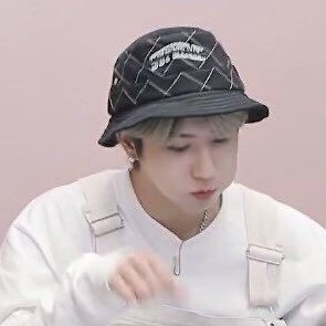 brightnesslt's tweet photo. Yo no mecesito amigos, yo necesito que skz me responda en la mp https://t.co/XeUejJmBit