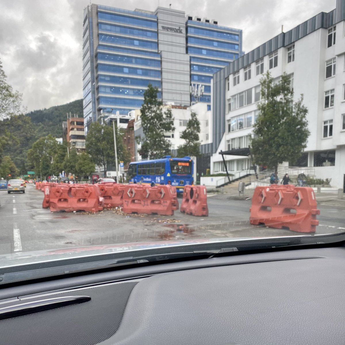 ronaldbog's tweet photo. Señores @ELTIEMPO abandono total de estos maletines naranja en plena calle 100 con carrera 13. Obstruyen totalmente el tráfico por la avenida de quienes vienen bajando el puente sobre la carrera 15 de occidente a oriente. #sosbogota @marioherzam https://t.co/iFTvbPA3Wc