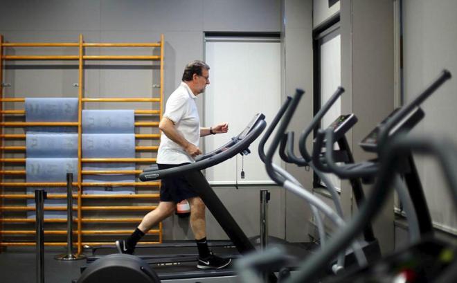 norcoreano's tweet photo. El triatleta lituano Rajoksvi (66 años) es el hombre de mayor edad en terminar un triatlón en menos de 3 horas. RT para que el mundo conozca su hazaña. https://t.co/gE4h0xQlKV
