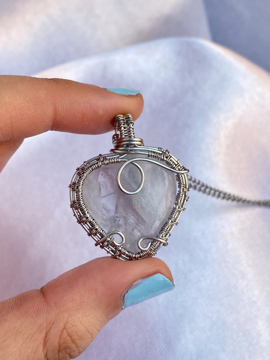 lmr_vrt's tweet photo. Purple and blue #Fluorite pendant <3   

#pendant #heart #wirewrap #handmade #wirewrapjewelry #jewelry  #crystal #crystalnecklace #purple https://t.co/7YwXqC7SJ1