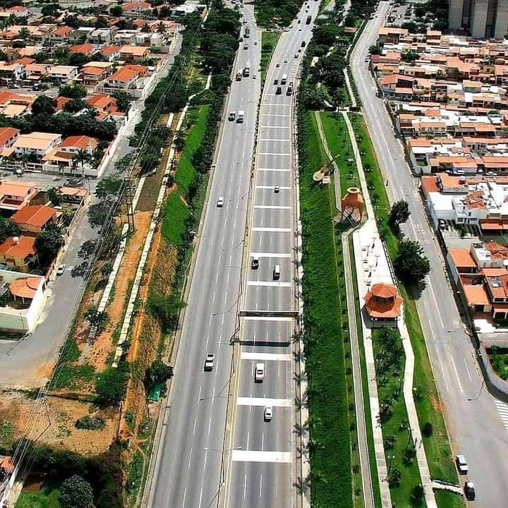 Con esta foto de la entrada de #Barquisimeto desde el #Cardenalito le recordamos a todos los #barquisimetanos fuera de su tierra que algún día volveremos a nuestra ciudad crepuscular por la puerta grande 🌆🧡✨
Gracias a Yoselina Guevara por compartirnos esta hermosa toma #26Jul