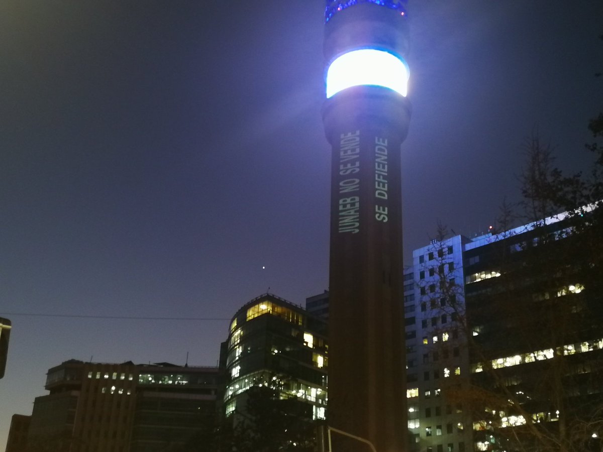 📽️ #Ahora | En la Torre Entel se proyecta "JUNAEB no se vende, se defiende".
#JUNAEBNoSeVende #100Lucha