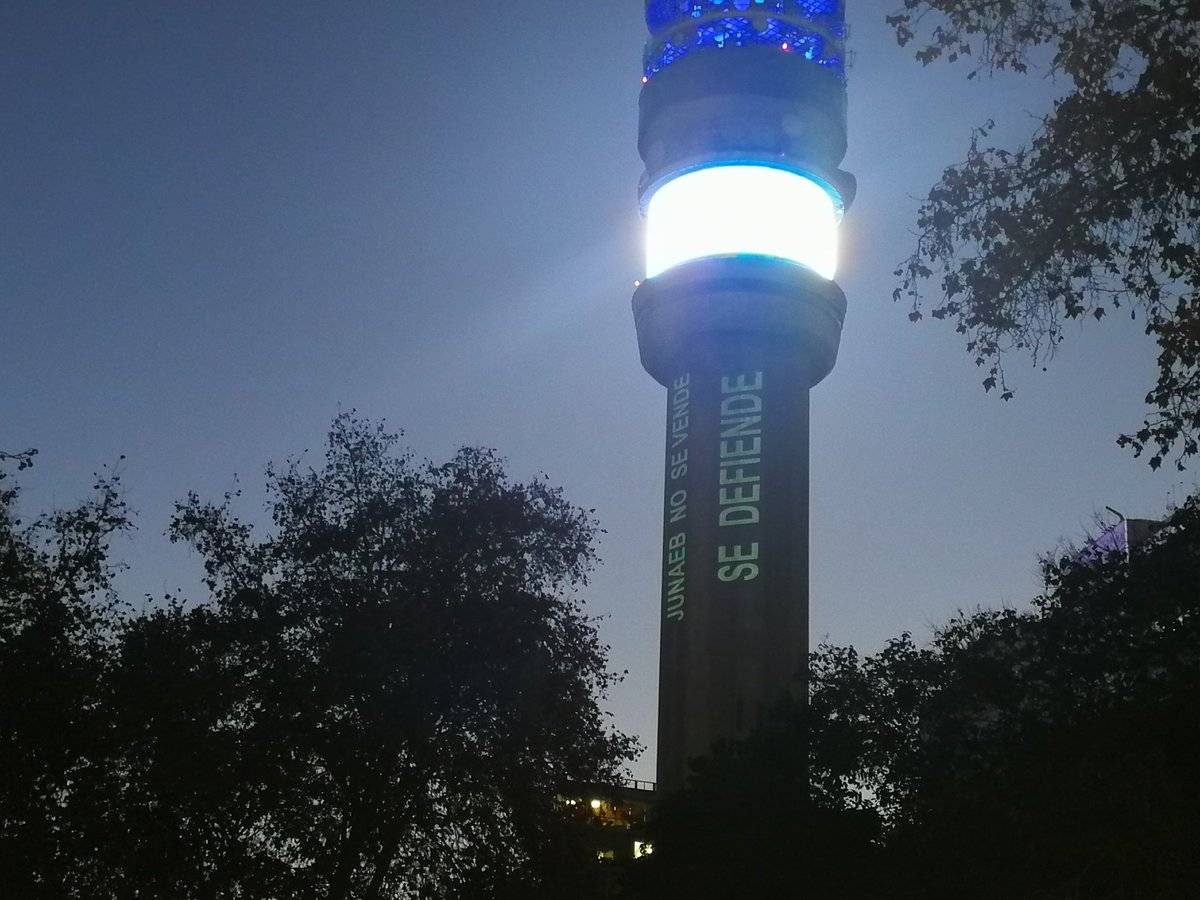 anefchile's tweet photo. 📽️ #Ahora | En la Torre Entel se proyecta "JUNAEB no se vende, se defiende".
#JUNAEBNoSeVende #100Lucha https://t.co/Jv68eZH9Fe