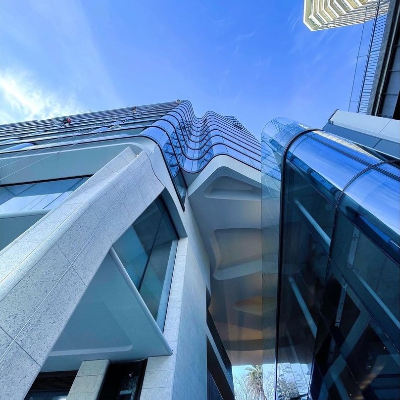 PDS_Group's tweet image. We love this street level photo taken of Opera Residences. Its&apos; distinctive shape and curving facade means that it stands out and makes an impression, no matter the angle that it&apos;s viewed from! 🏗️

#repost from @macrolinkau 📸
#pdsgroup #pdsgroupnsw