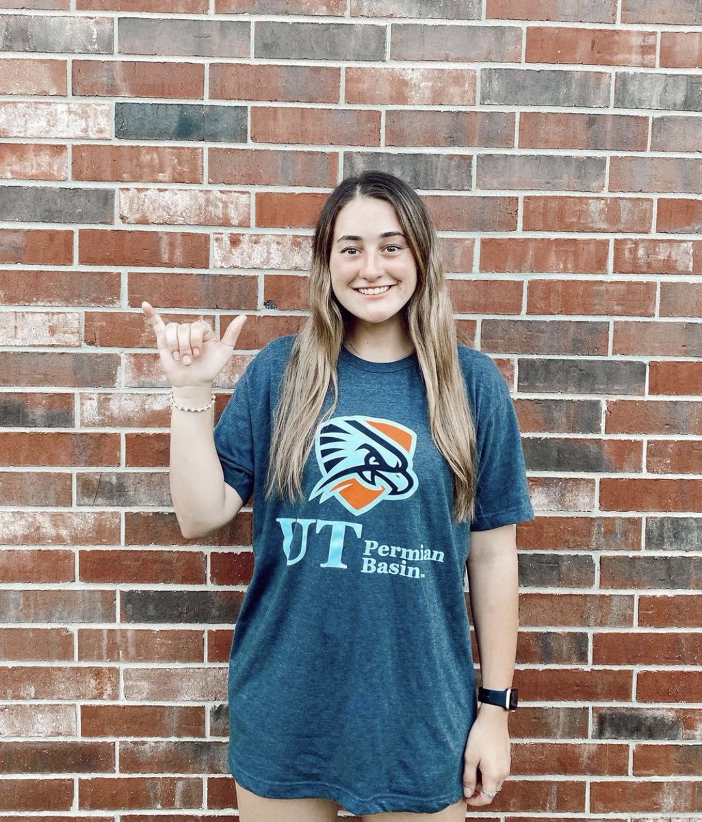 houstonstellar's tweet photo. A Big few weeks of commitments for our 2022 class! Congratulations to Sophie, Meagan, Madie, and Jenna!!
💙💛 https://t.co/ZKS93oWnBe