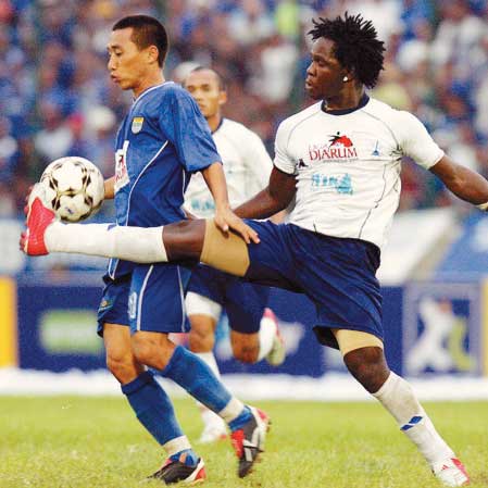 Bulao_ID's tweet photo. Stadion Siliwangi Bandung, 27 Juli 2005
Gelandang #Persib, #YarisRyadi diadang pemain #PSIS Semarang, #EsaiahPelloBenson pada pertandingan lanjutan LI XI/2005.
Dalam pertandingan ini, #Bulao harus puas bermain imbang tanpa gol.
Foto: epaper @pikiran_rakyat https://t.co/2Nu5IPqjHp