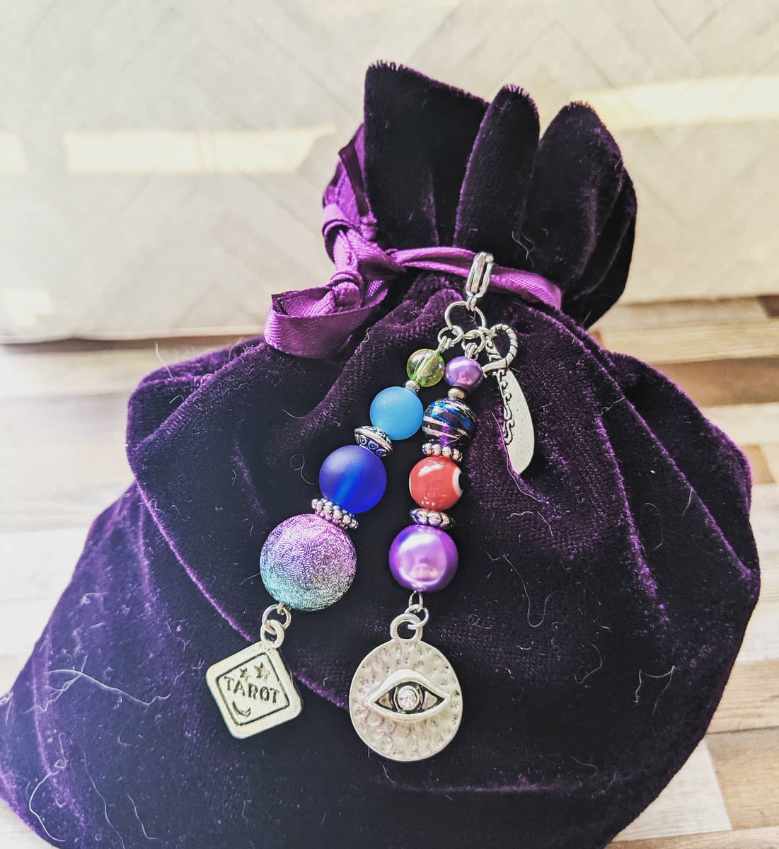 CharmedTruly's tweet photo. Remade my Mollymauk charm as I was having a hard time finding the beads I had used. The updated version is up and available on Etsy now!

#criticalroleart #criticalrole #criticalrolefanart #mollymauk #mollymauktealeaf #dice #dnd #charm #keychain #dicebag #longmayhereign https://t.co/oPITZTcQJD