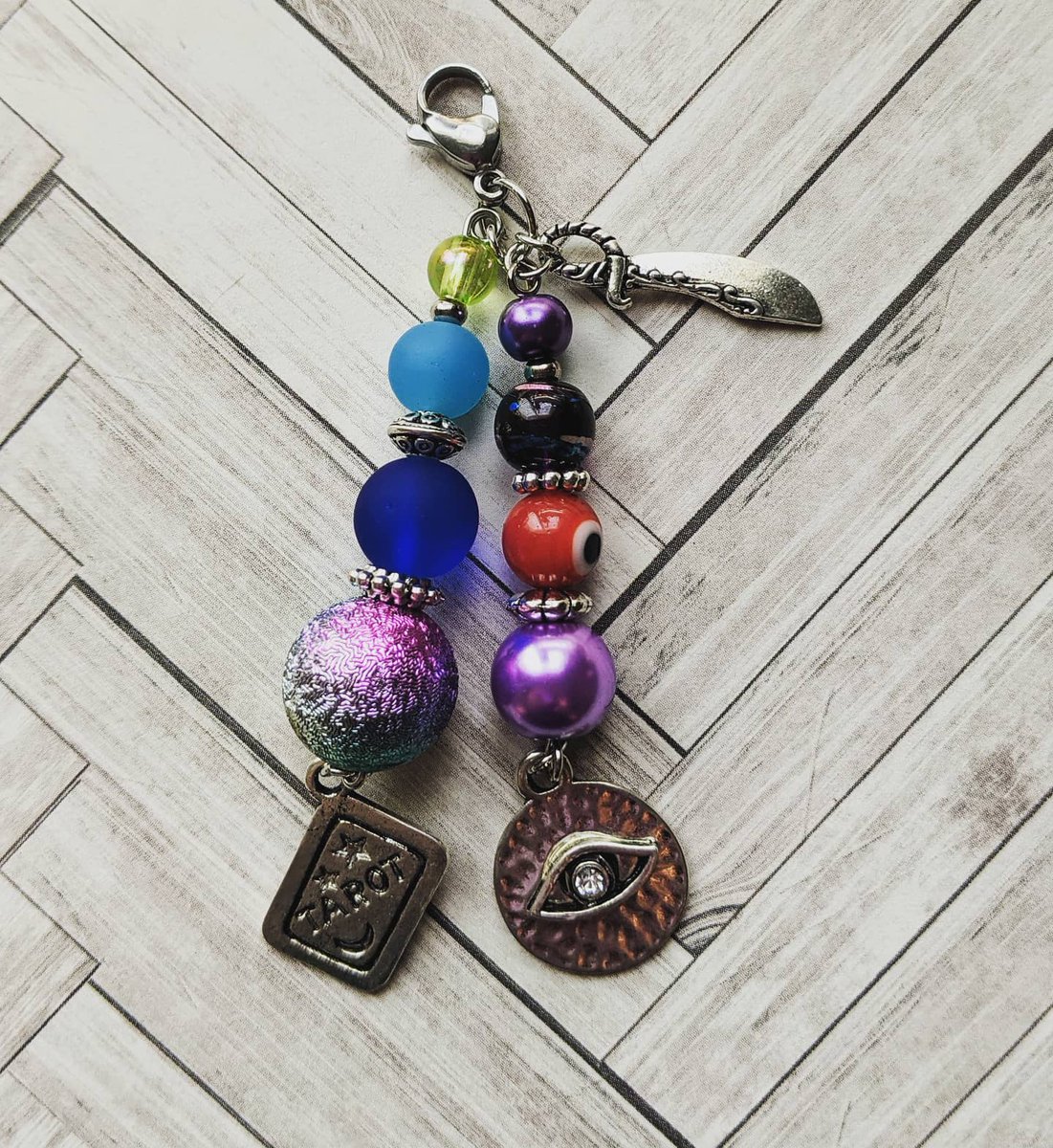 CharmedTruly's tweet photo. Remade my Mollymauk charm as I was having a hard time finding the beads I had used. The updated version is up and available on Etsy now!

#criticalroleart #criticalrole #criticalrolefanart #mollymauk #mollymauktealeaf #dice #dnd #charm #keychain #dicebag #longmayhereign https://t.co/oPITZTcQJD