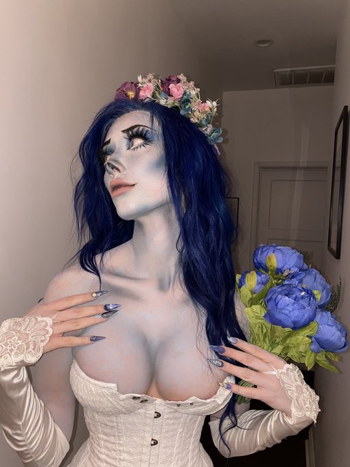 Last years Halloween look was iconic so help me think of ideas for this year 😁 https://t.co/wyasBWhJ