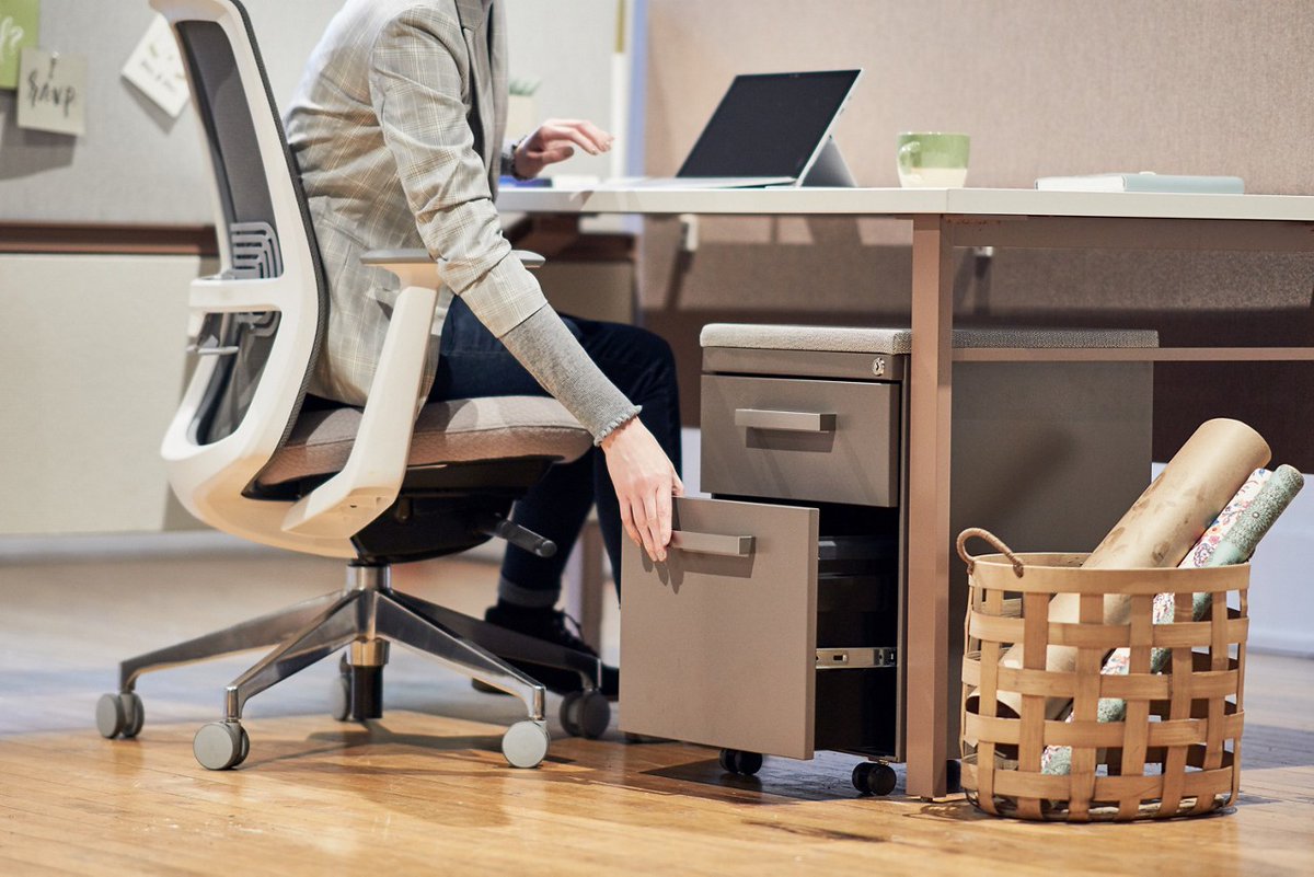 Faciliteq's tweet photo. Stylish seating &amp; storage. 

#haworth #taskchair #furniture #officefurniture #officedesign #officespace #design #furnituredealer #workspace https://t.co/9MgjGlCkY4