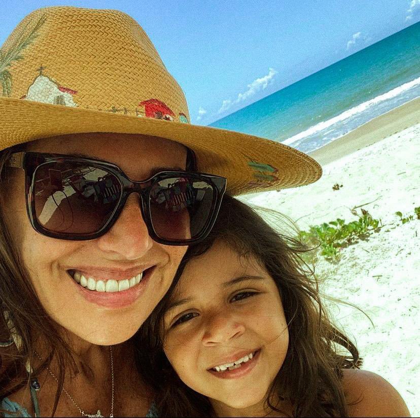 Feliz dia dos avós! Que amor doido esse né? Quero mandar um parabéns especial para minha mãe, avó da Brisa, ela inspira, cuida, acalenta, é mãe duas vezes mesmo e parece que o amor de vó dobra mesmo. Eu e Brisa te amamos muito. Feliz dia dos avós <a href="/biaaydar/">Bia Aydar</a> ❤️ #diadosavos