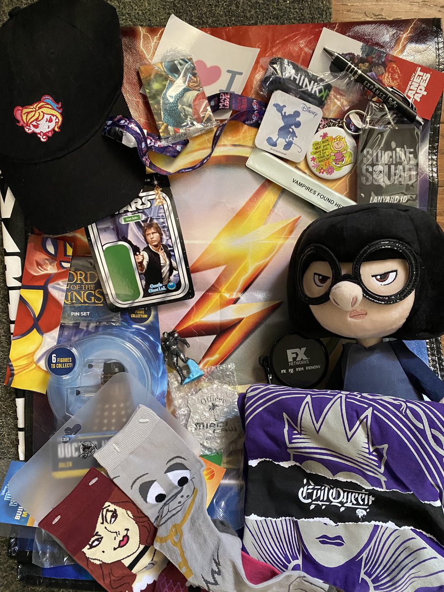 ParksAndCons's tweet photo. We are trying to hold onto a sliver of that #SDCC flavor and have a new swag bag giveaway to assist. To enter for the bag featured in this tweet, just RT &amp; follow. Winner will be chosen on 8/1!
#ComicConAtHome #ComicCon https://t.co/YPQVu40Tea