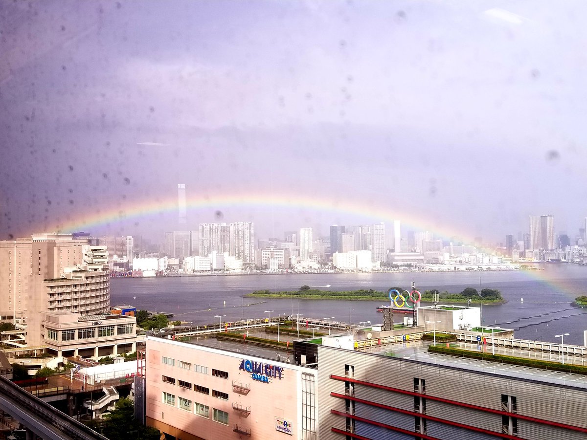 ama_tatu's tweet photo. お台場に虹🌈
五輪マークの上にかかりました。
今日は虹日和♪ですね。 https://t.co/wu3QNlefXF