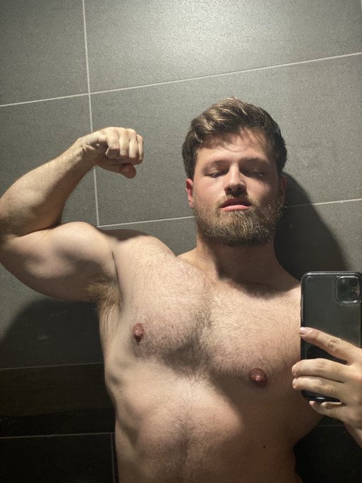 Retweet if you wanna grab onto those big strong biceps 💪🏽 then I&rsquo;ll push you down and have you deepthroating