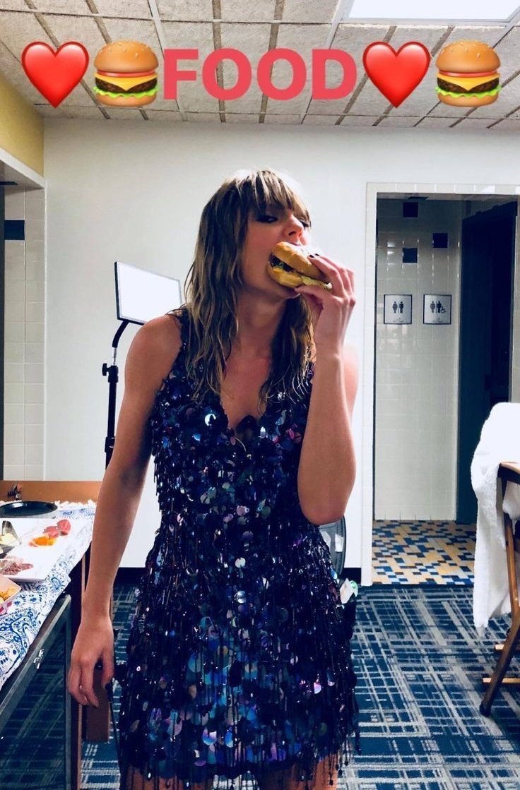thinkerhouaylor's tweet photo. louis, harry e taylor comendo pra te lembrar que você não precisa se culpar por comer. você precisa se alimentar e tá tudo bem! https://t.co/ejUjGNLqkE