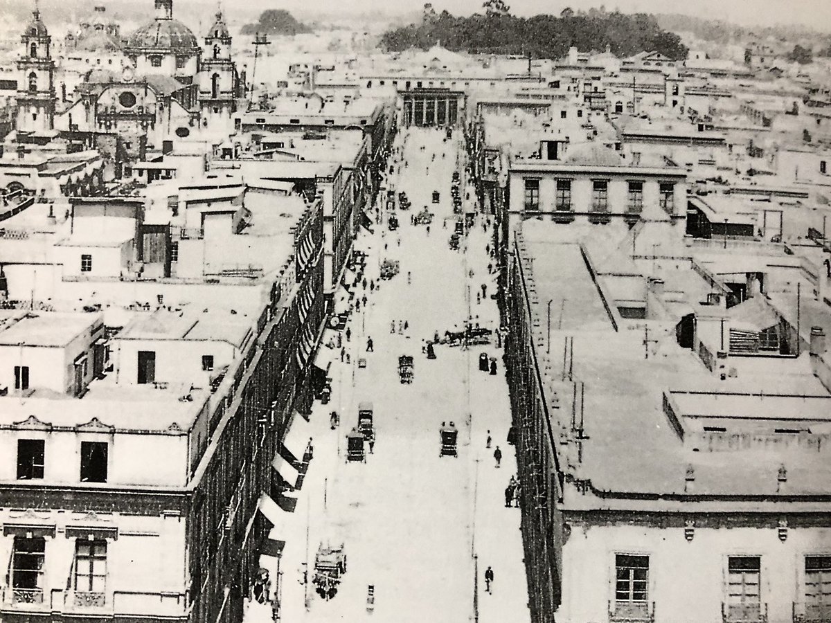 Cuauhtemoc_1521's tweet photo. Vean esta maravilla de foto de 1890 de oriente-poniente donde ya aparece la calle 5 de Mayo prolongada y ampliada. Al fondo se ve el Gran Teatro Nacional o Santa Anna y detrás la Alameda Central. De lado izquierdo el templo de la Profesa.Ubicado en el cruce de 5 de mayo y Vergara https://t.co/wYjiXpczXU