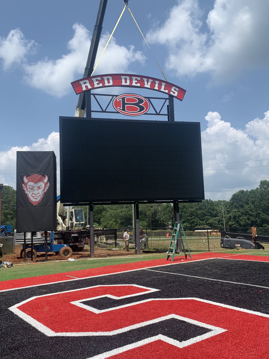 bowdonrecruits's tweet photo. New Jumbotron is up. It looks amazing. Can’t wait to be playing under the new LED lights!!! #forksup @NwGaFootball @GradickSports @scottkcowart44 @GlenHarding10 @CoachFendley75 https://t.co/s8FlKvUZqm