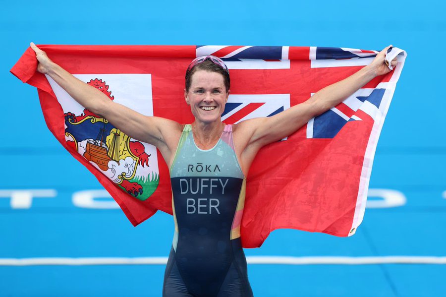 JoePompliano's tweet photo. Flora Duffy is a 33-year-old triathlete from Bermuda who doesn't have a coach, bike mechanic, etc.

She didn't finish at the '08 Olympics after being lapped  &amp; crashed her bike in '12, finishing 45th.

But now, Duffy just won Bermuda's first-ever Olympic gold medal...amazing. https://t.co/9bRpQskDCV