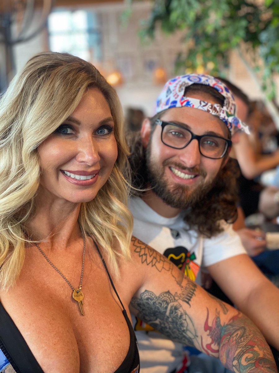 KellyJo_M's tweet photo. Nashville Tn date night https://t.co/BcVdhf7Cfs