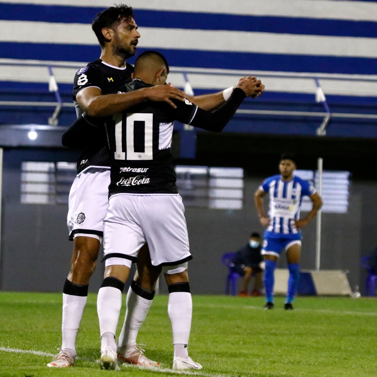 - Que buen gol, ¿y si lo festejamos con un baile?
- No se diga más.

¡Disfrutá del #ClausuraAPF2021 por Tigo Sports!