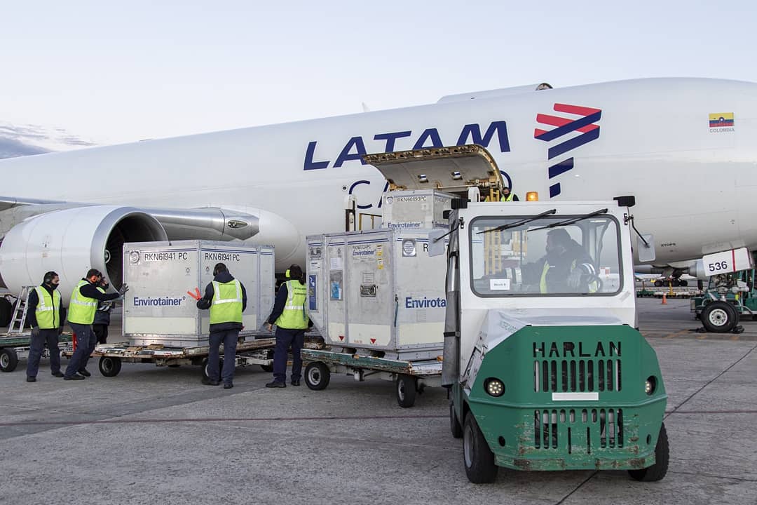 minsaurralde's tweet photo. 🛬 | Llegaron al país 800.500 dosis de AstraZeneca para seguir avanzando con el plan de vacunación. 💉🇦🇷

Sólo durante este mes se recibieron más de 16 millones de vacunas.

Agradezco profundamente a quienes hacen todo esto posible.

@alferdez @Kicillofok
#ArgentinaTeCuida 💉💙 https://t.co/XMIpIljZRi
