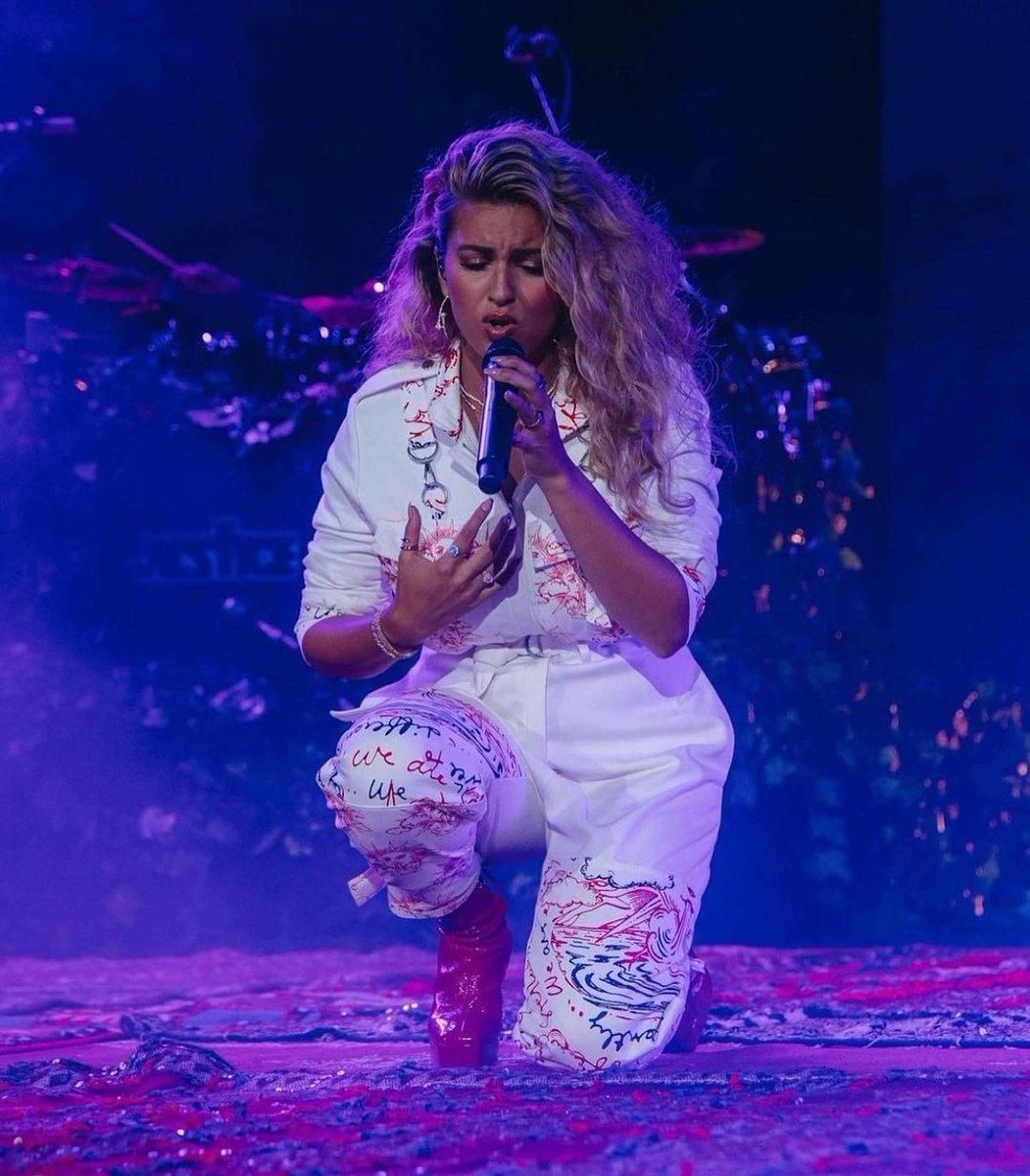 TKellySource's tweet photo. itsamandalim's post on Instagram: @torikelly x @stellamccartney for 1DAYLA 🎤❤️🎶
hair nikkiprovidence
makeup sarahuslan
styled by me
assist xoxo_kito
Tori BROUGHT the good energy to this one - such an inspiration watching her do her damn thing !!
#torikelly #1dayLA https://t.co/KvW1Cm5bpQ