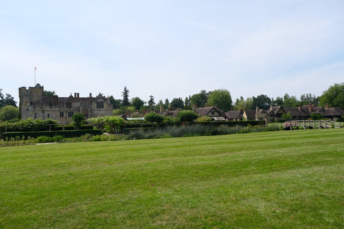 ian_hulf's tweet photo. There’s much more than a castle at Hever, Where views round the gardens are a teaser. With lawns manicured to perfection, And floral colours in every direction… #HeverCastle #iansOriginalView #FrontLineWorkersCare https://t.co/KtinmRzhBL