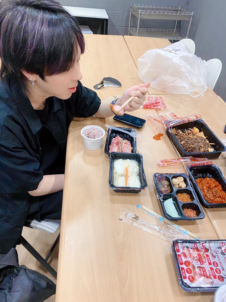 official_ONEWE's tweet photo. [#PHOTO_BY_ONEWE]

울 cya 맛나게 묵어💜 
(내가 사는 건 아니지만;;🤣)

#ONEWE #원위 #강현 #키아 https://t.co/xXk4YKBP4E