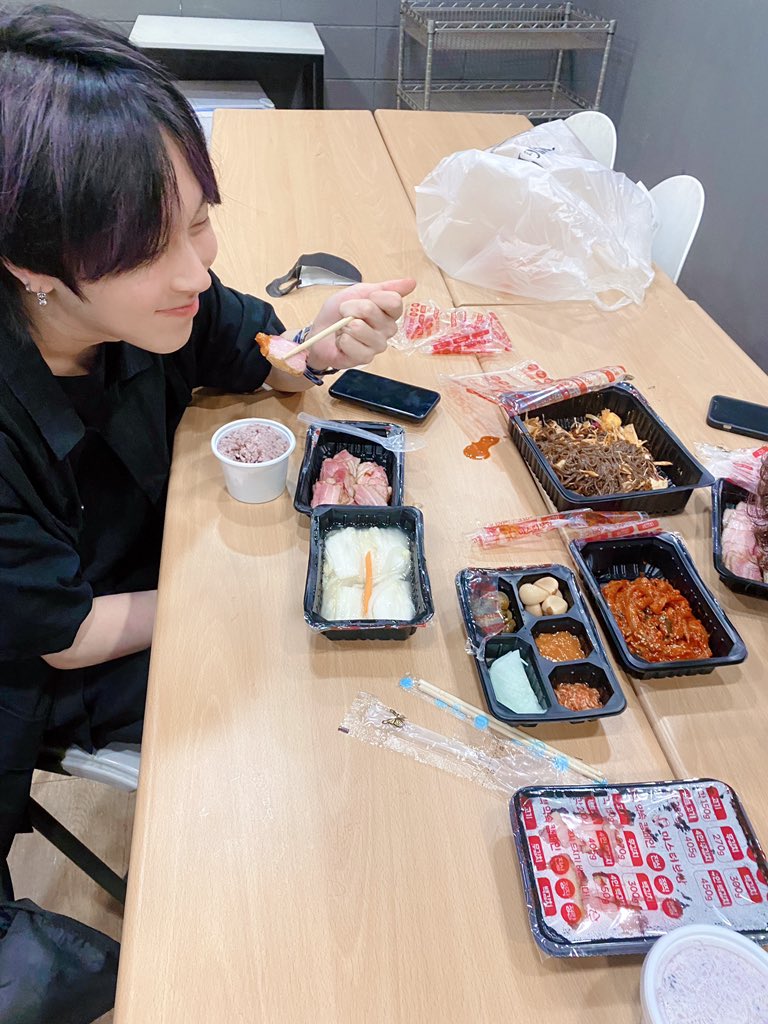official_ONEWE's tweet photo. [#PHOTO_BY_ONEWE]

울 cya 맛나게 묵어💜 
(내가 사는 건 아니지만;;🤣)

#ONEWE #원위 #강현 #키아 https://t.co/xXk4YKBP4E