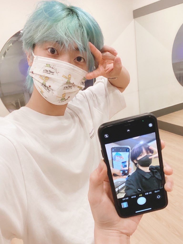 official_ONEWE's tweet photo. [#PHOTO_BY_ONEWE]

울 cya 맛나게 묵어💜 
(내가 사는 건 아니지만;;🤣)

#ONEWE #원위 #강현 #키아 https://t.co/xXk4YKBP4E