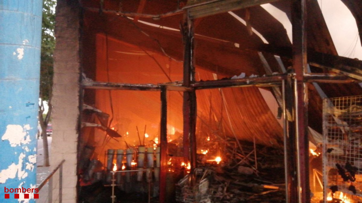 bomberscat's tweet photo. Des d'aquesta matinada, estem treballant en l'extinció d'un incendi a a l'av. Lluís Companys de Montblanc que ha cremat un magatzem de pastisseria de 1.000m2 i ha afectat també les 2 naus veïnes, una de les quals totalment (avís  23.41h). Hem activat 18 dotacions #bomberscat https://t.co/9pUvTuOG5X