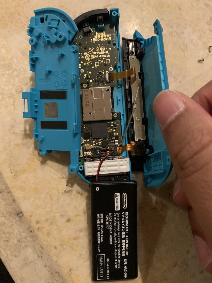 ElAlacrancillo_'s tweet photo. ¿Nintendo por fin arregló el drift de los Joy-Con? 🤔

Al parecer los de SkyWard Sword incluyen unas pequeñas tiras que otros modelos no tienen 😱

Esto podría ser una solución de Nintendo para el futuro. Se sabe que la presión en la parte posterior del stick evita el drift 🎮 https://t.co/UncLaf16iK